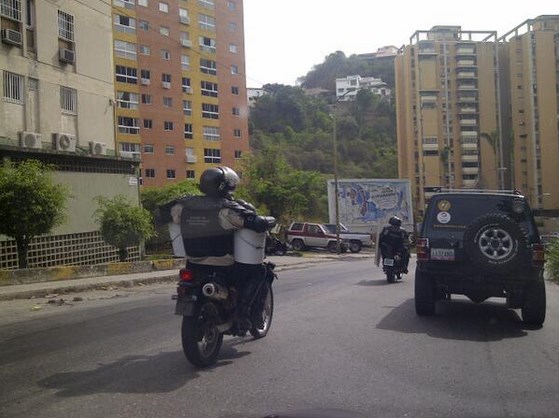 GNB baja con tobos de lacrimógenas por Cumbres de Curumo hacia Santa Mónica (Foto)