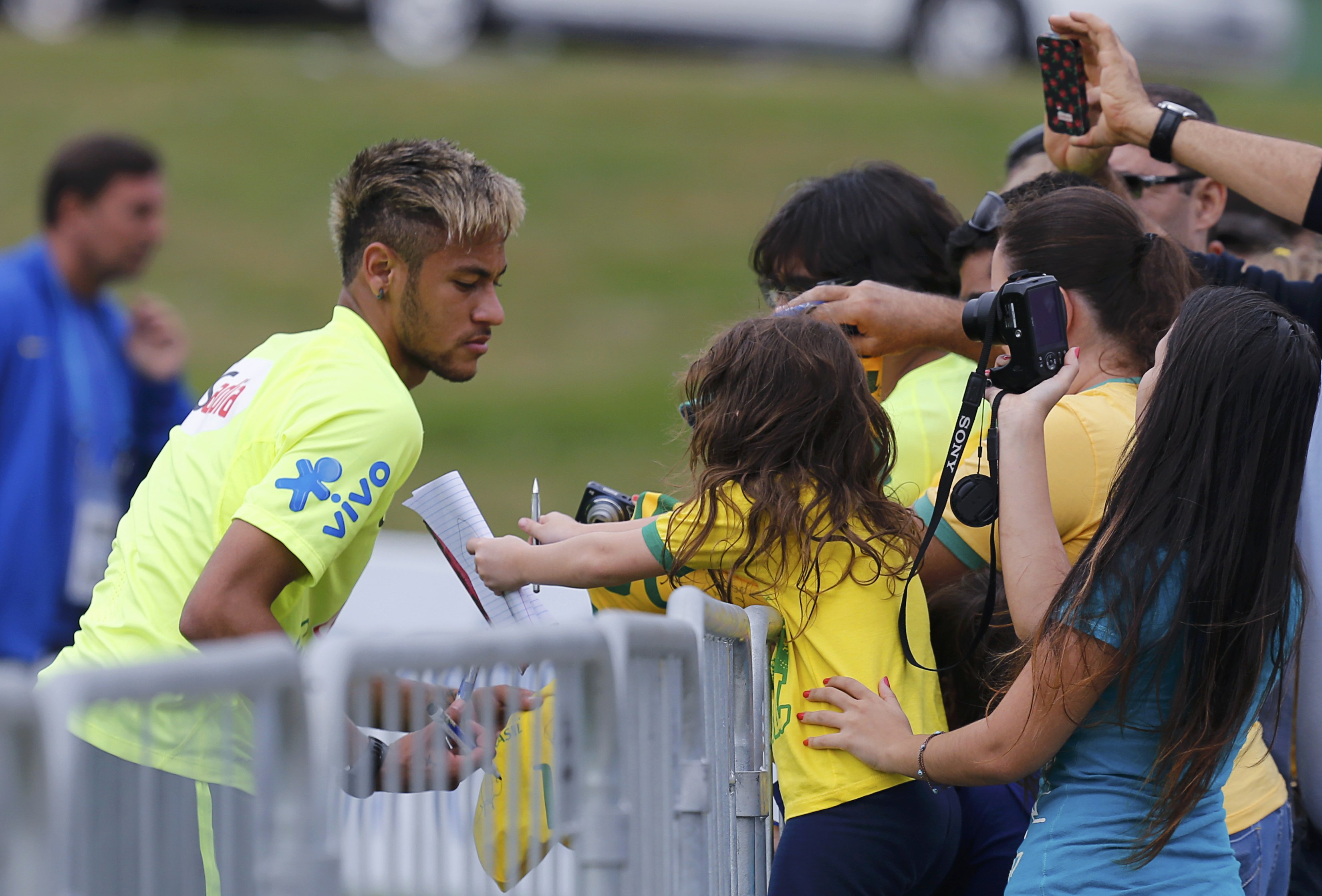 Neymar sorprende con su nuevo corte de cabello en Brasil (Fotos)