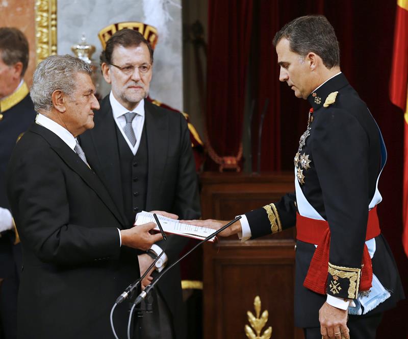 Rajoy subraya que la sucesión en España muestra que la Constitución se cumple
