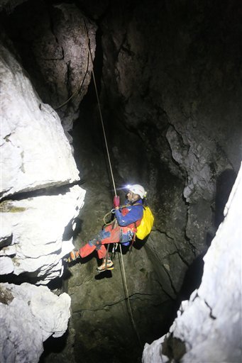 Buscan salvar a hombre atrapado en una cueva en alemania