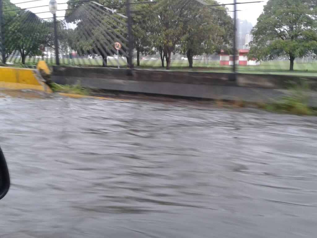 Caos en la Francisco Fajardo por laguna en el Distribuidor Altamira (Fotos)