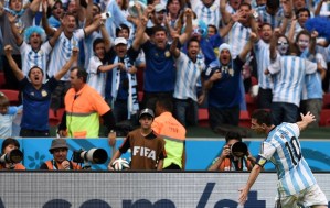 Miren cómo celebró Messi sus dos goles en Porto Alegre (Fotos)