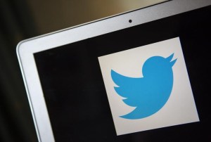 Alerta: El uso exagerado de Twitter puede ser causal de divorcio