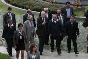 El País: Chavismo intenta disimular las fisuras con un debate nacional