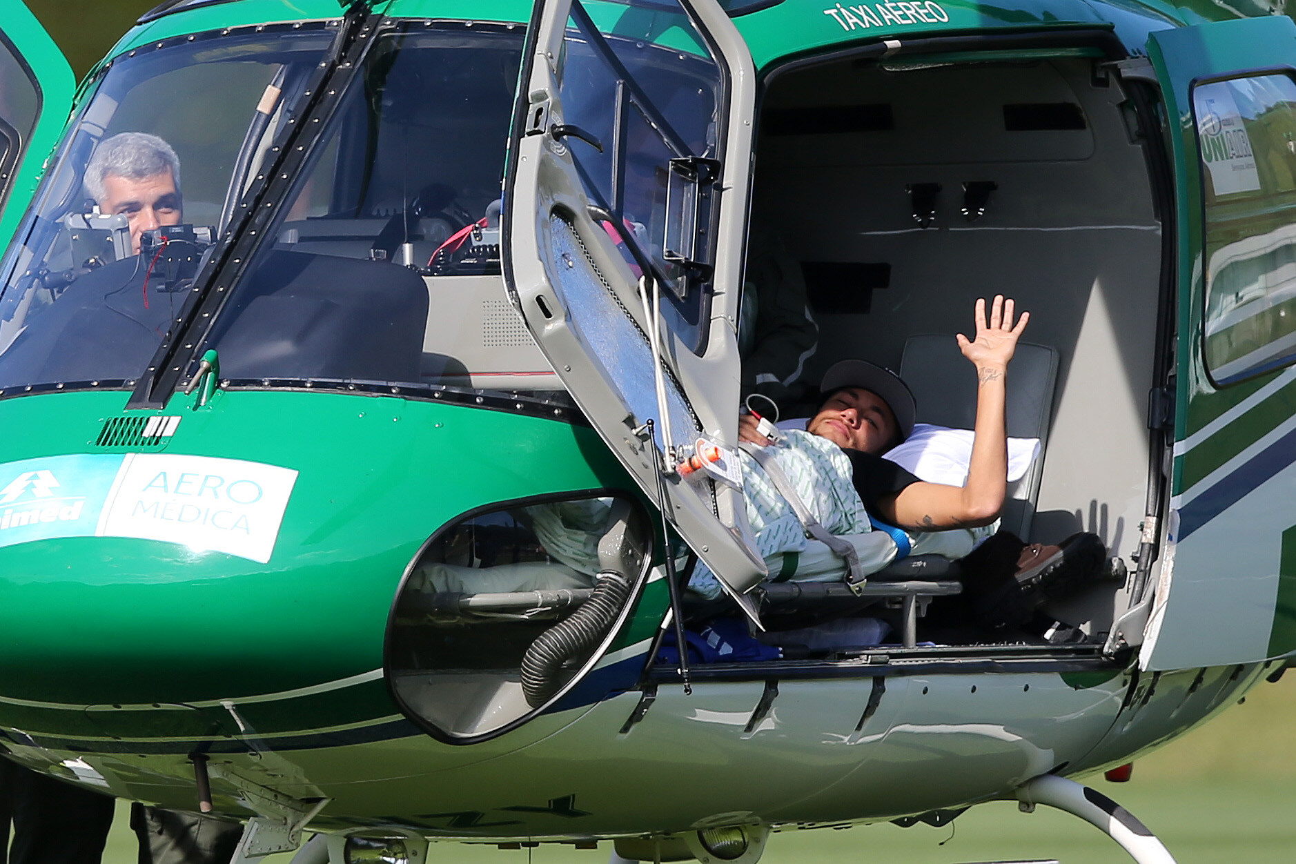 Neymar fue trasladado en helicóptero a su casa (Fotos)