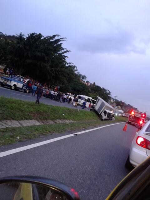 Colisión en la ARC causa fuerte retención vehicular (Fotos)