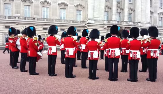 Cambio de guardia en Buckingham al ritmo de “Juego de Tronos”