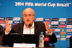 Blatter le pone nota al Mundial de Brasil