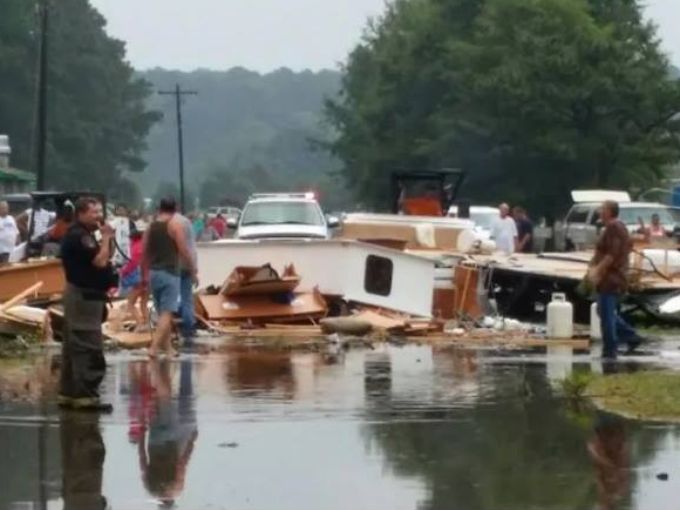 Tornado deja dos muertos y veinte heridos en Virginia