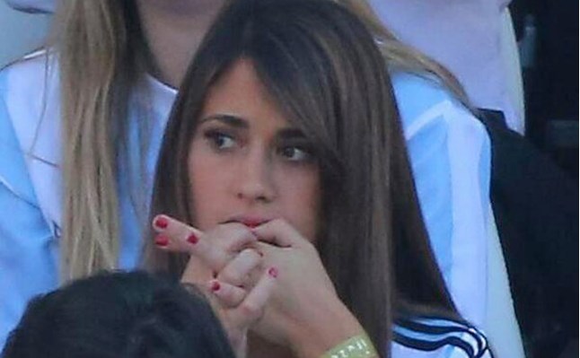 La novia de Messi casi se comía las uñas en el partido Argentina- Suiza (Foto)