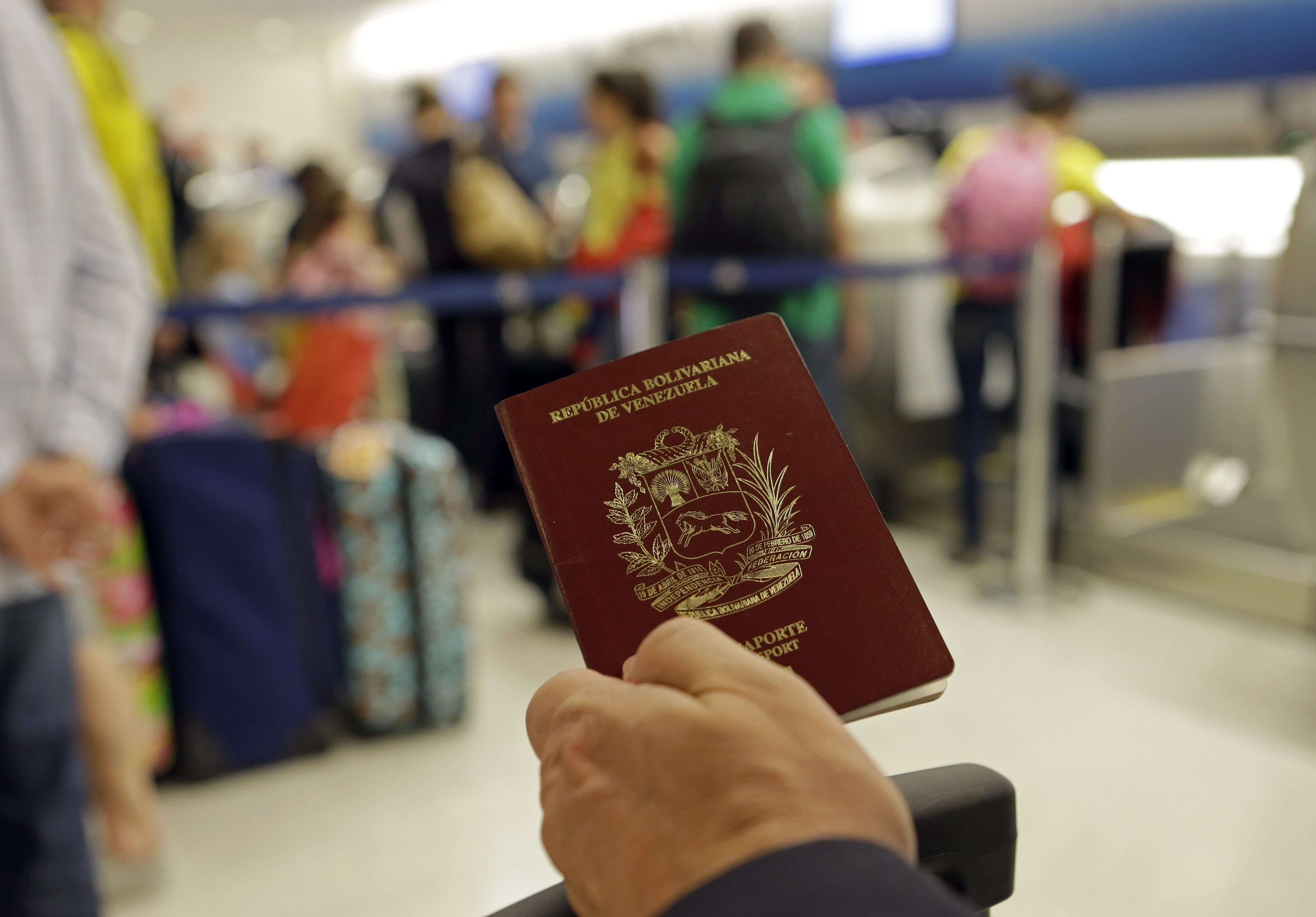 La crisis deja a los venezolanos sin pasaporte