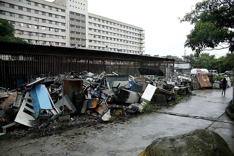 Montones de basura y chatarra contaminan el Hospital Central de San Cristóbal