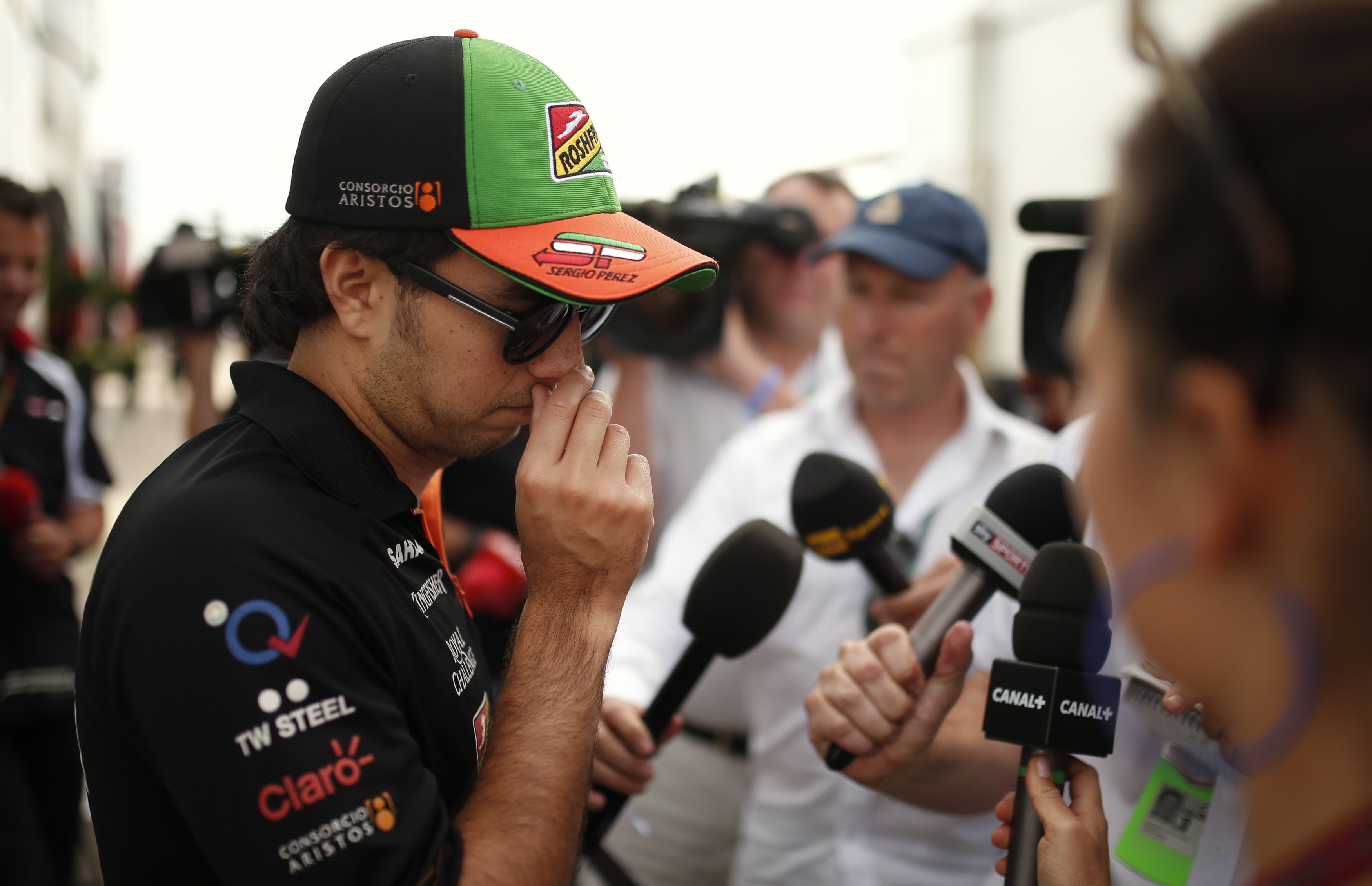 Sergio Pérez se disculpa con la primera mujer que corre en F1 en 22 años