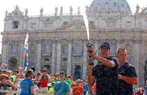 Los bomberos refrescan a los 50 mil monaguillos que esperaron al Papa (Fotos)
