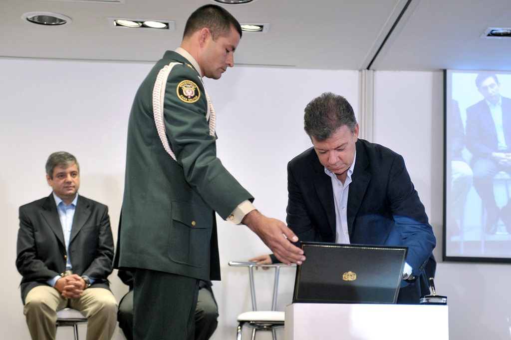 Informático detenido acusa a militares colombianos de espiar correo de Santos