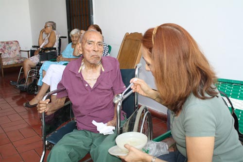 Tener a un abuelo en el hogar de cuidados cuesta hasta 14 mil bolívares
