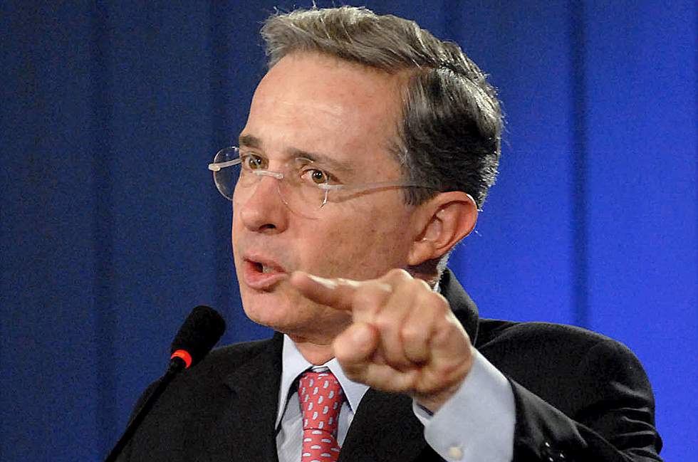 Uribe termina su intervención y se retira del Senado