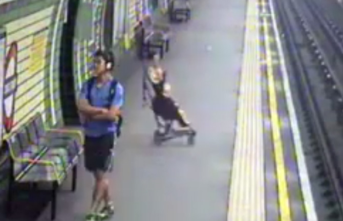 Captan el momento en que un coche con un bebé cae a las vía del tren (Video)