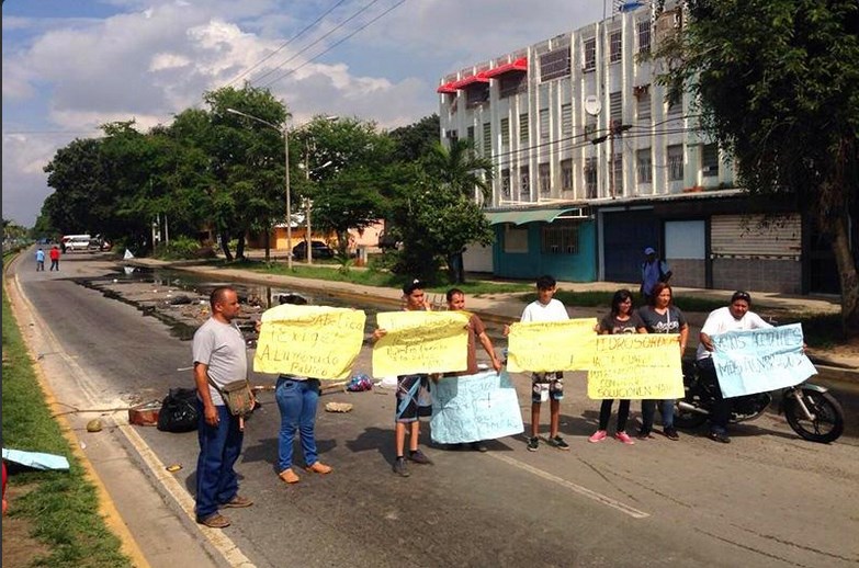 Protestan en La Isabelica por desborde de aguas negras (Fotos)