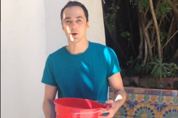 Jim Parsons también se moja y reta a sus compañeros de “The Big Bang Theory” (Video)