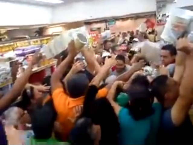 ¡Indignante!.. Se desesperan por dos kilos de leche en polvo (Video)