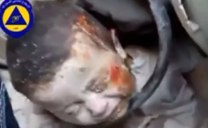 El milagroso rescate de un niño entre los escombros de un edificio (Video)