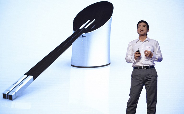 Estos palillos chinos “inteligentes” permiten detectar la comida en mal estado (Fotos)