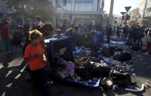 Disturbios en Atenas al desmantelar asentamiento gitano (Fotos)