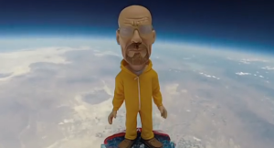 Walter White se ve igual de malo en el espacio (Video)