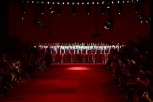 Dolce & Gabbana tiñe de rojo pasión la Semana de la moda en Milán (FOTOS)