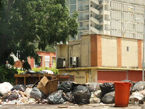 Desde hace 8 días se acumula basura en Hospital Central de Maracay (Foto)