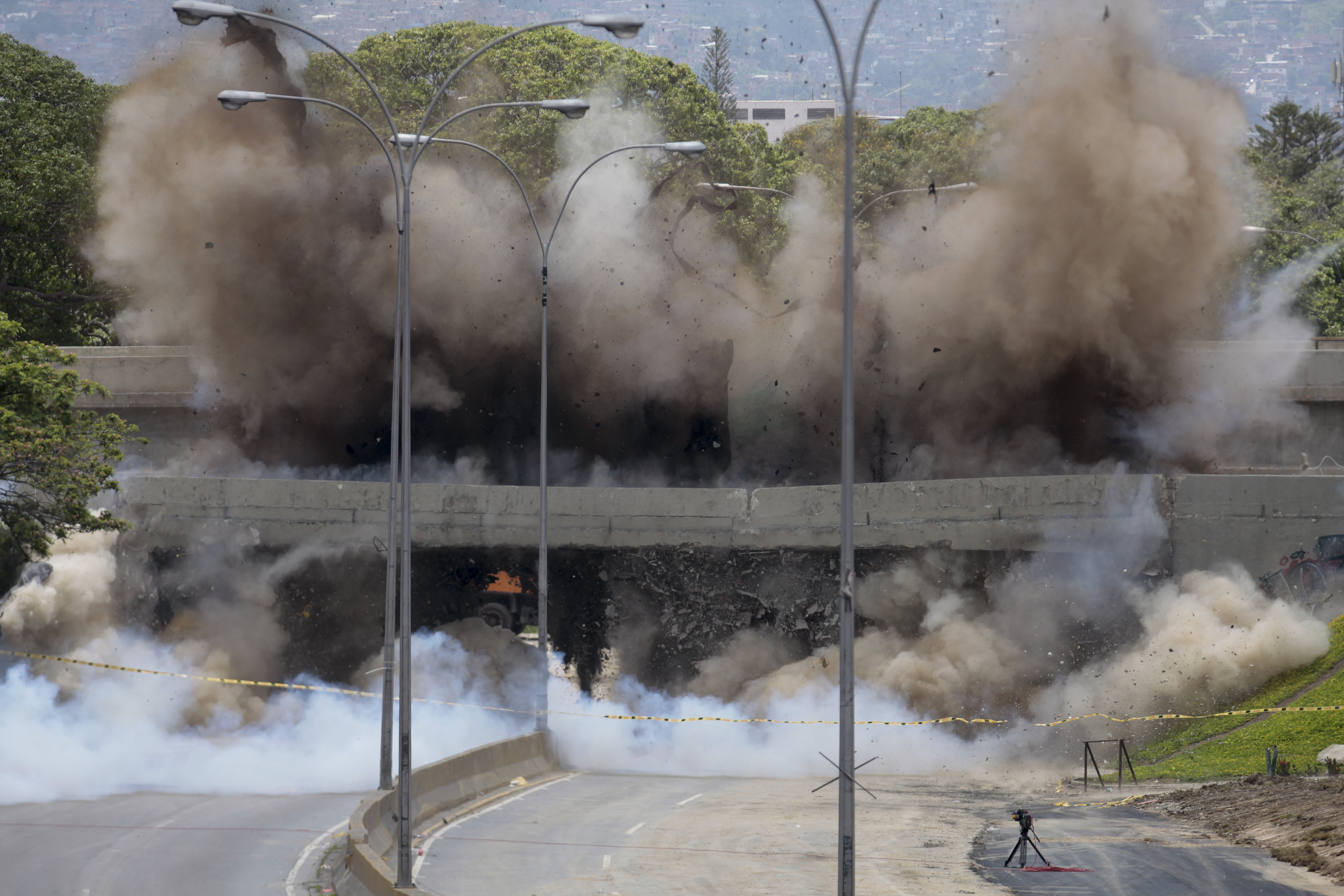 Video exclusivo: Así fue la implosión del puente de Santa Cecilia
