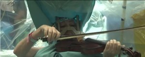 Toca violín mientras le operan el cerebro (Video)
