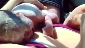 ¡Impactante video! Mujer da a luz en un carro camino al hospital