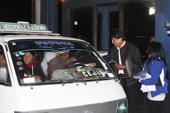 Evo Morales madruga para repartir propaganda electoral en una autopista
