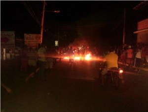 Vecinos prenden calles de Ocumare por estar 34 horas sin luz (Foto)