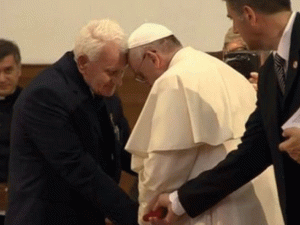 ¡Conmovedor! Un sacerdote hizo llorar al Papa Francisco (Video)