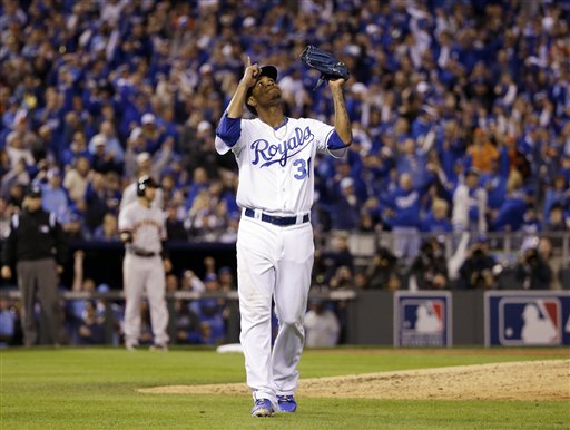 Una joyita del dominicano Ventura da triunfo a Reales y empata la Serie Mundial (3-3)