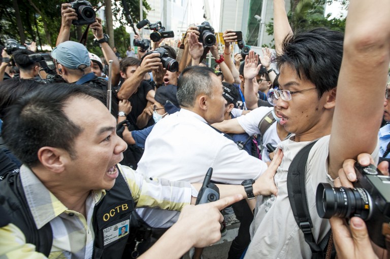 Atacan a manifestantes prodemocracia en Hong Kong (Fotos)