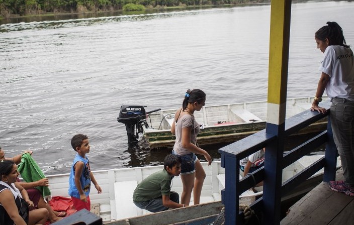 Brasileños llegan en canoa a votar en urnas flotantes en Amazonia