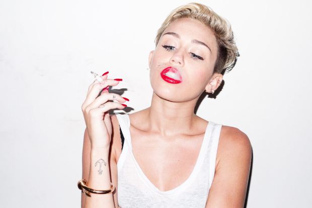 Miley Cyrus comienza el 2015 con foto polémica