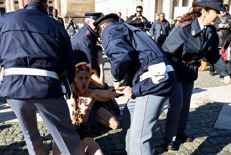 Femen protesta en el Vaticano contra la visita del Papa a Estrasburgo (Fotos)