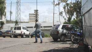 Terrible: Desvalijaron 50 carros en el estacionamiento de la UCV