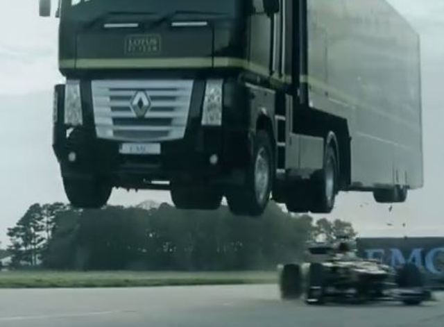 ¡Increíble! Extremo salto de un camión sobre auto de F1 bate récord