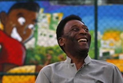 Pelé continúa hospitalizado tras ser operado por cálculos renales