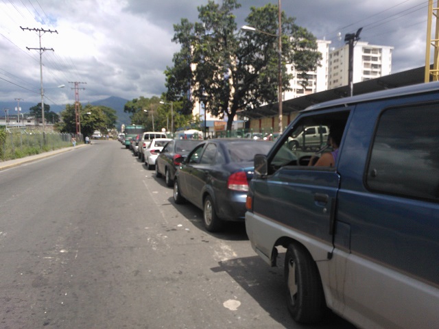 Interminables colas para surtir gasolina en Turmero, Cagua y Maracay (Fotos y Video)