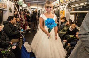 Usuarios del Metro quedaron atónitos con boda en el vagón (Fotos)