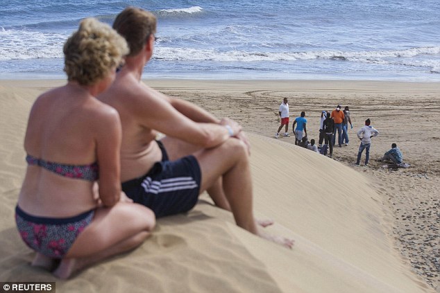 Terror en playa nudista gay con el arribo de barco lleno de africanos con fiebre (FOTOS)