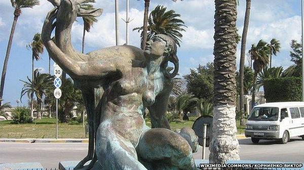 Roban la estatua de una mujer desnuda en Trípoli