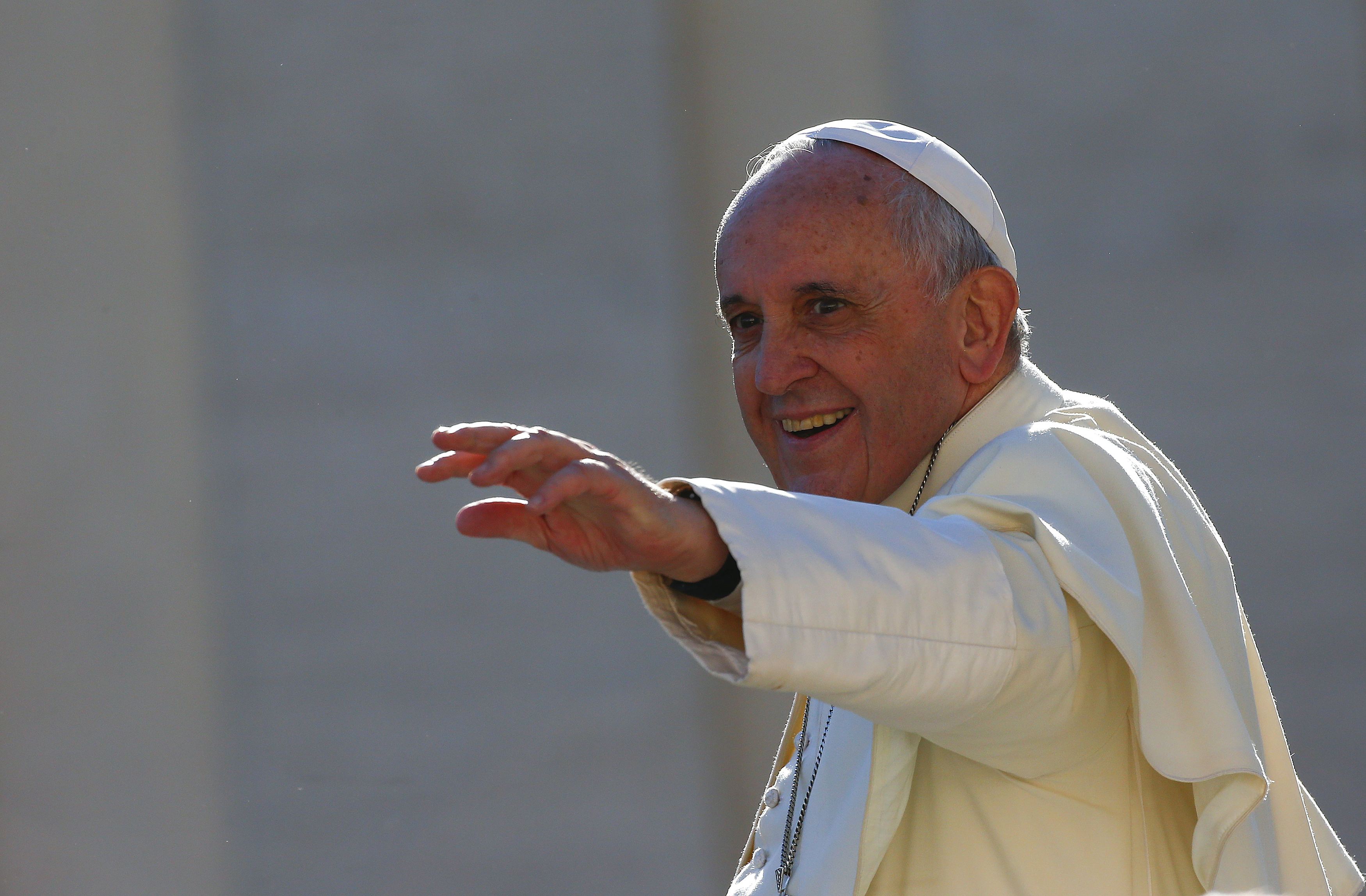 El papa Francisco y líderes cristianos se acercan a refugiados
